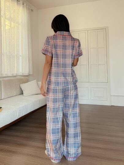 SHEIN Napfluff طقم بيجامة للنساء مكون من بنطال وقميص بأكمام قصيرة مع تريم متباين بنمط المربعات