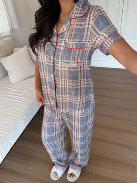 SHEIN Napfluff طقم بيجامة للنساء مكون من بنطال وقميص بأكمام قصيرة مع تريم متباين بنمط المربعات
