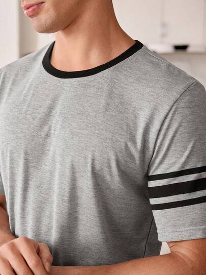 SHEIN طقم بيجامة رجالي مكون من ملابس علوية رقبة على شكل حرف V مطبوعة بخطوط وبنطلون مطبوع بنقشة المربعات