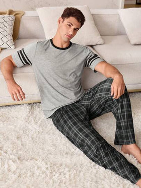 SHEIN طقم بيجامة رجالي مكون من ملابس علوية رقبة على شكل حرف V مطبوعة بخطوط وبنطلون مطبوع بنقشة المربعات