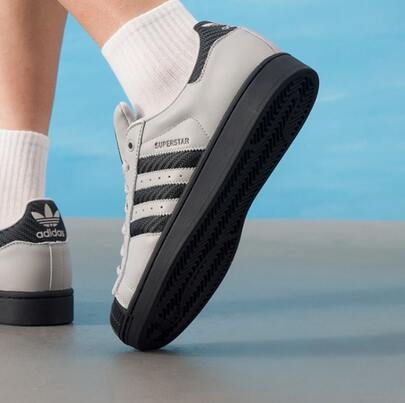 Adidas حذاء رياضي من أديداس أوريجينالز سوبر ستار 2، مقاوم للانزلاق ومتين، مناسب للجنسين