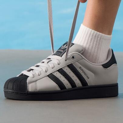 Adidas حذاء رياضي من أديداس أوريجينالز سوبر ستار 2، مقاوم للانزلاق ومتين، مناسب للجنسين