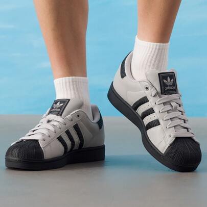 Adidas حذاء رياضي من أديداس أوريجينالز سوبر ستار 2، مقاوم للانزلاق ومتين، مناسب للجنسين