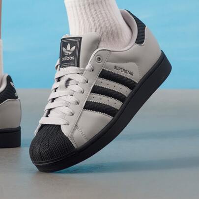 Adidas حذاء رياضي من أديداس أوريجينالز سوبر ستار 2، مقاوم للانزلاق ومتين، مناسب للجنسين