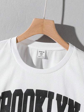 SHEIN مجموعة قميص وشورت رياضي كاجوال بطبعة حرفية للأولاد المراهقين، 2 قطعة