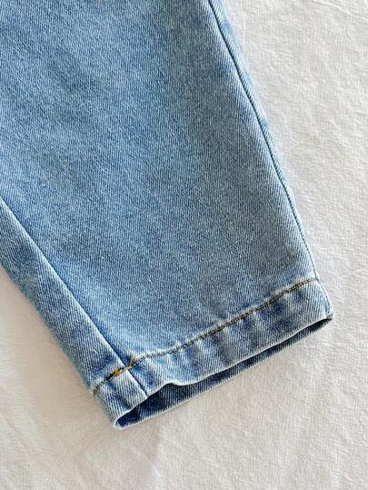 SHEIN Vintaside Kids مجموعة ملابس علوية كاجوال قصير الأكمام مع طوق للأطفال الصغار مقترنة مع بنطلون جينز مغسول عصري، مناسبة للارتداء اليومي، التخييم العائلي، الطعام أو التسوق