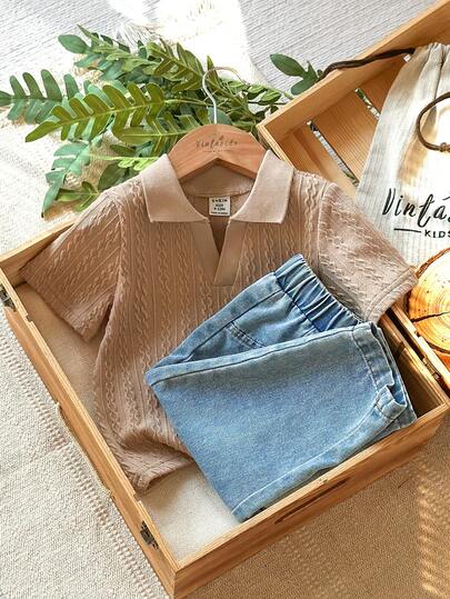 SHEIN Vintaside Kids مجموعة ملابس علوية كاجوال قصير الأكمام مع طوق للأطفال الصغار مقترنة مع بنطلون جينز مغسول عصري، مناسبة للارتداء اليومي، التخييم العائلي، الطعام أو التسوق