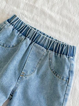 SHEIN Vintaside Kids مجموعة ملابس علوية كاجوال قصير الأكمام مع طوق للأطفال الصغار مقترنة مع بنطلون جينز مغسول عصري، مناسبة للارتداء اليومي، التخييم العائلي، الطعام أو التسوق