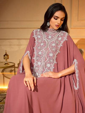 عباءة طويلة أنيقة، ذات ياقة عالية وأكمام خفاش، مزينة بتطريز دقيق وتفاصيل من اللؤلؤ والخرز، مصنوعة من قماش منسوج غير مطاطي، نصف كم