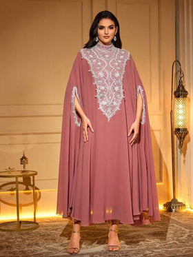 عباءة طويلة أنيقة، ذات ياقة عالية وأكمام خفاش، مزينة بتطريز دقيق وتفاصيل من اللؤلؤ والخرز، مصنوعة من قماش منسوج غير مطاطي، نصف كم