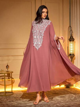 عباءة طويلة أنيقة، ذات ياقة عالية وأكمام خفاش، مزينة بتطريز دقيق وتفاصيل من اللؤلؤ والخرز، مصنوعة من قماش منسوج غير مطاطي، نصف كم
