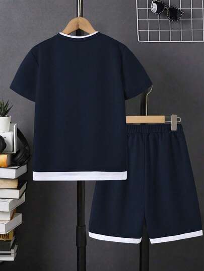 SHEIN Mirajuku طقم قصير الأكمام وشورت كاجوال للأولاد المراهقين مطبوع عليه حروف