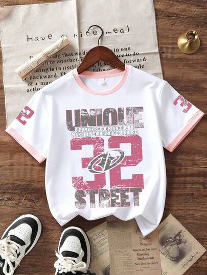 هذا المجموعة الرياضية الشيقة والرائعة للبنات تتميز بطباعة الرقم "32" والنص الشارع "UNIQUE STREET"، وتشمل تي شيرت بياقة مستديرة وأكمام قصيرة وبنطال واسع مطبوع بالرقم "32". إنها مجموعة ملابس صيفية وخريفية جديدة للبنات.