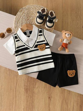 SHEIN Playful Pals مجموعة من قطعتين للأطفال الرضع والصغار، تتكون من سترة مخططة مصنوعة من الأكريليك وقميص بولو أبيض بأكمام قصيرة مزين بشعار الدب، وشورت أسود مزين بشعار الدب، طقم أنيق بأسلوب كاجوال مناسب للارتداء اليومي في الربيع والصيف، مقاس من 6 أشهر إلى