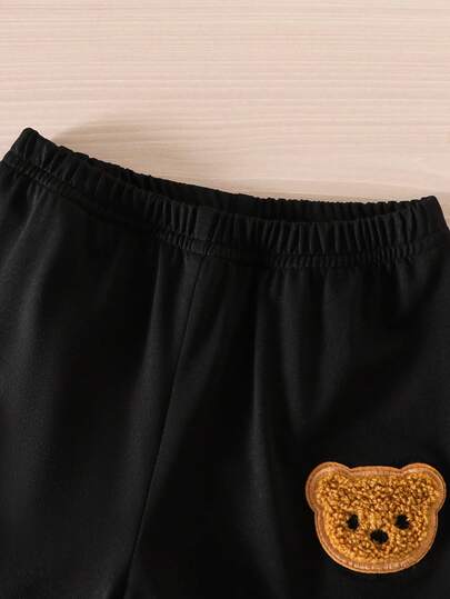 SHEIN Playful Pals مجموعة من قطعتين للأطفال الرضع والصغار، تتكون من سترة مخططة مصنوعة من الأكريليك وقميص بولو أبيض بأكمام قصيرة مزين بشعار الدب، وشورت أسود مزين بشعار الدب، طقم أنيق بأسلوب كاجوال مناسب للارتداء اليومي في الربيع والصيف، مقاس من 6 أشهر إلى
