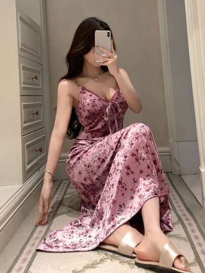 DAZY ثوب نوم طويل نسائي ذو تصميم رشيق مصنوع من قطع مخملية ودانتيل بطبعات زهرية جذابة وعتيقة