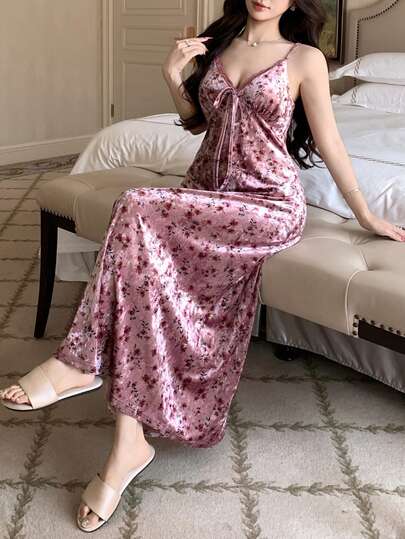 DAZY ثوب نوم طويل نسائي ذو تصميم رشيق مصنوع من قطع مخملية ودانتيل بطبعات زهرية جذابة وعتيقة