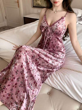 DAZY ثوب نوم طويل نسائي ذو تصميم رشيق مصنوع من قطع مخملية ودانتيل بطبعات زهرية جذابة وعتيقة