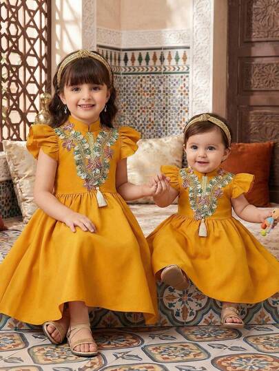 فستان أميرة بياقة عالية وأكمام قصيرة مزخرف بالزهور الملونة مع تنجيد وذيل متدفق، أصفر، للربيع/الصيف