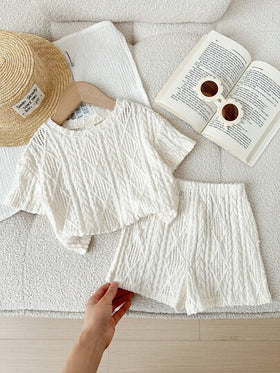 SHEIN طقم تي شيرت وشورت قصير الأكمام من القطن المنسوج بنقشة جاكارد لطفلة حديثة الولادة، مناسب للصيف والعطلات