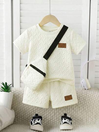 SHEIN 3 قطع ملابس أطفال وأطفال صغار، تي شيرت كاجوال بياقة مستديرة مطرزة بأكمام قصيرة باللون الخاكي، شورت رياضي وحقيبة كروس بودي، مناسبة للاستخدام اليومي والتصوير الشارعي في الصيف