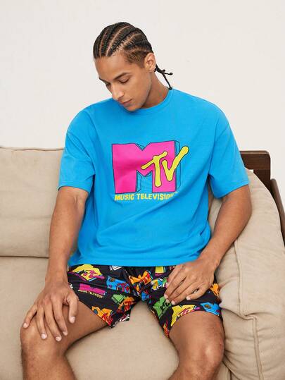 MTV | SHEIN بيجامة رجالية مكونة من تي شيرت بأكمام قصيرة مطبوع عليه حرف وشورت مريحة للصيف