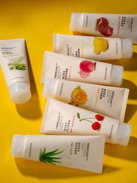 The Face Shop رغوة تنظيف الكالندولا يوم الأعشاب 365، تزيل بلطف بقايا المكياج والجلد الميت، توفر شعورًا منعشًا، تنظف بفعالية بقايا البشرة، تحتوي على مستخلصات طبيعية، مرطبة ومهدئة، مناسبة لجميع أنواع البشرة، مستحضرات تجميل كورية، 170 جرام / 5.99 أونصة