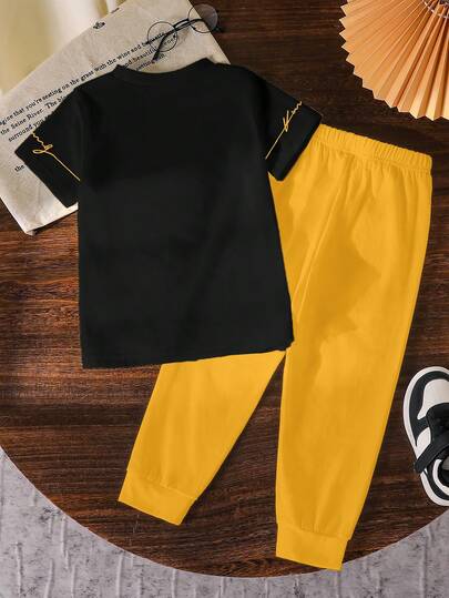 SHEIN Streecool Kids مجموعة ملابس للأولاد الصغار 2 قطعة، تي شيرت أسود بياقة مستديرة وبنطال أصفر، طباعة حرفية وجرافيكية عصرية، ملابس كاجوال مريحة مناسبة لجميع الفصول