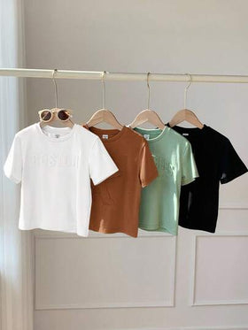 SHEIN 4 قطعة/طقم قمصان قصيرة الأكمام مريحة وعملية للأولاد الصغار، مطبوعة بأحرف ثلاثية الأبعاد، مناسبة للربيع والصيف والخريف والشتاء، للارتداء اليومي والرياضة والخروجات والمدرسة والمناسبات والمهرجانات وأيام العودة للمدرسة