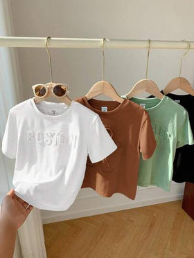 SHEIN 4 قطعة/طقم قمصان قصيرة الأكمام مريحة وعملية للأولاد الصغار، مطبوعة بأحرف ثلاثية الأبعاد، مناسبة للربيع والصيف والخريف والشتاء، للارتداء اليومي والرياضة والخروجات والمدرسة والمناسبات والمهرجانات وأيام العودة للمدرسة
