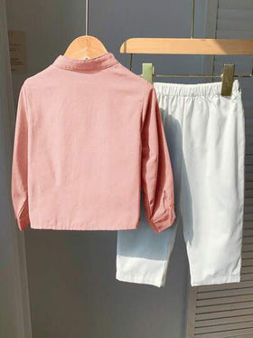SHEIN مجموعة قميص أزرق فاتح بأكمام طويلة وبنطال بخصر مطاطي للأطفال الصبية، مناسبة لحفلات عيد الميلاد والحفلات المسائية والأعراس وحفلات الاستقبال والمناسبات الخاصة بالأطفال