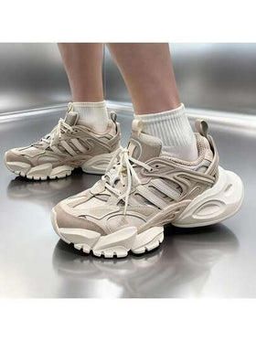 Adidas أحذية الركض مميزة XLG RUNNER DELUXE ، ذات نعل سميك للنساء للركض اليومي لمسافة قصيرة، IH7799