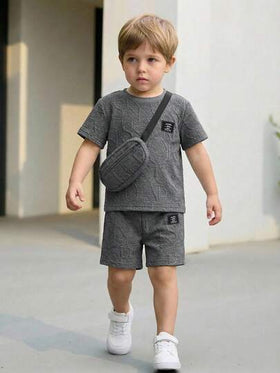 SHEIN Streecool Kids 3 قطع مجموعة للأطفال الصغار: تي شيرت قصيرة الأكمام كاجوال مطرزة بالحروف، شورت، وحقيبة، مناسبة للخروجات اليومية الكاجوال، للربيع/الصيف