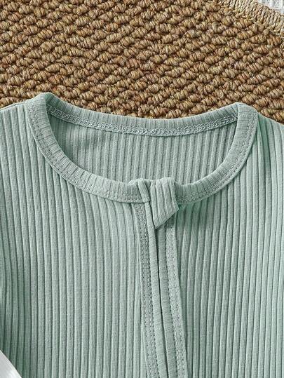 SHEIN Vintaside Kids قطعتان جمبسوت طويلة الأكمام مع قدم للأطفال الرضع الذكور مع إغلاق بأزرار، بلون أخضر نعناعي وعاجي مطبوع بالنجوم والقمر