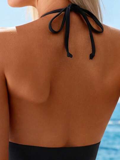 Swim Lushoire بدلة سباحة نسائية بقطعة واحدة مزينة بزخارف معدنية، بتصميم رقبة على شكل حرف V وتقطيع شفاف، مناسبة للعطلات الشاطئية