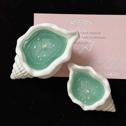 1 علبة شموع معطرة بتصميم على شكل قوقعة وسماء مرصعة بالنجوم (طراز بحري إبداعي): تتميز بتصميم على شكل قوقعة وسماء مرصعة بالنجوم، برائحة طبيعية منعشة. مناسبة لمساعدة النوم في غرفة النوم، وخلق جو استرخائي في الحمام، وديكور مقهى بموضوع بحري، وديكور فريد للإقام