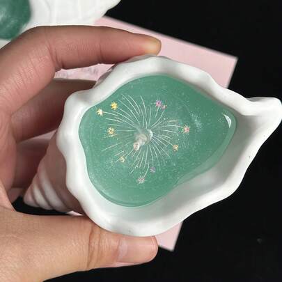 1 علبة شموع معطرة بتصميم على شكل قوقعة وسماء مرصعة بالنجوم (طراز بحري إبداعي): تتميز بتصميم على شكل قوقعة وسماء مرصعة بالنجوم، برائحة طبيعية منعشة. مناسبة لمساعدة النوم في غرفة النوم، وخلق جو استرخائي في الحمام، وديكور مقهى بموضوع بحري، وديكور فريد للإقام