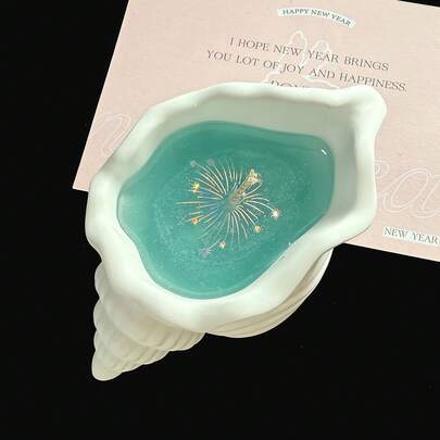 1 علبة شموع معطرة بتصميم على شكل قوقعة وسماء مرصعة بالنجوم (طراز بحري إبداعي): تتميز بتصميم على شكل قوقعة وسماء مرصعة بالنجوم، برائحة طبيعية منعشة. مناسبة لمساعدة النوم في غرفة النوم، وخلق جو استرخائي في الحمام، وديكور مقهى بموضوع بحري، وديكور فريد للإقام