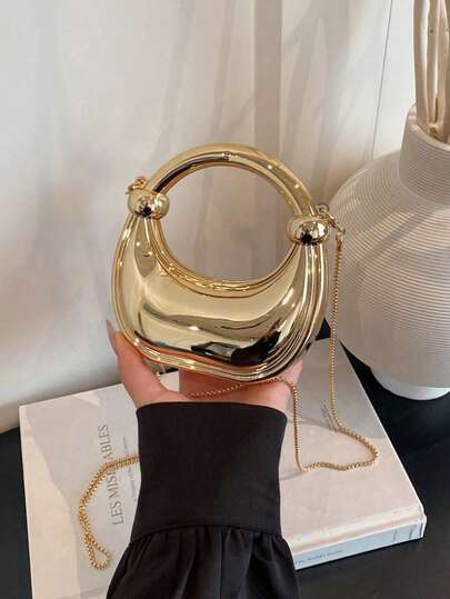 هذه الحقيبة اليدوية الصغيرة الجديدة من الأكريليك هي حقيبة كلاتش عصرية، وحقيبة مسائية ذات شكل هلالي فريد، كما أنها حقيبة كتف/متقاطعة بسلسلة، مناسبة جدًا للسيدات وطالبات الجامعة والموظفات في المكاتب وللمناسبات المختلفة.