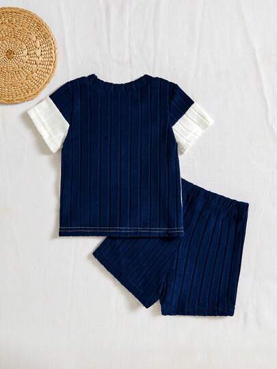 SHEIN Vintaside Kids مجموعة ملابس علوية ذو ألوان متباينة وبنطلون أزرق للأطفال/الأولاد الرضع، ملابس مريحة وعملية للمناسبات الصيفية