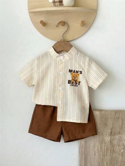 SHEIN Playful Pals مجموعة ملابس للرضع والأطفال الصغار، من 6 أشهر إلى 3 سنوات، للأولاد والبنات، قميص أكمام قصيرة مطبوع بنقشة الدب المخطط باللون البيج + شورت كاجوال بخصر مطاطي، مجموعة ملابس صيفية عادية، قطعتان