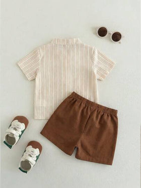 SHEIN Playful Pals مجموعة ملابس للرضع والأطفال الصغار، من 6 أشهر إلى 3 سنوات، للأولاد والبنات، قميص أكمام قصيرة مطبوع بنقشة الدب المخطط باللون البيج + شورت كاجوال بخصر مطاطي، مجموعة ملابس صيفية عادية، قطعتان