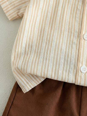 SHEIN Playful Pals مجموعة ملابس للرضع والأطفال الصغار، من 6 أشهر إلى 3 سنوات، للأولاد والبنات، قميص أكمام قصيرة مطبوع بنقشة الدب المخطط باللون البيج + شورت كاجوال بخصر مطاطي، مجموعة ملابس صيفية عادية، قطعتان