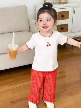 SHEIN Playful Pals مجموعة قميص كم قصير مطرز بالكرز وبنطلون مربع للبنات الصغار/حديثي الولادة 0-3 سنوات، للربيع/الصيف، قطعتان