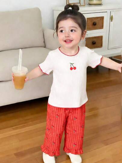 SHEIN Playful Pals مجموعة قميص كم قصير مطرز بالكرز وبنطلون مربع للبنات الصغار/حديثي الولادة 0-3 سنوات، للربيع/الصيف، قطعتان