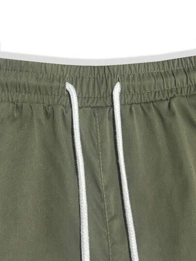 Manfinity Homme شورت كاجوال فضفاض بجيوب متعددة بطراز الشارع الناضج للرجال، مناسب للاستخدام اليومي الكاجوال، الشارع، رحلات نهاية الأسبوع، السفر، التجمعات مع الأصدقاء، إلخ. هذا الشورت هو عنصر متعدد الاستخدامات لا غنى عنه في خزانة ملابس الرجال، وهدية رائعة ل
