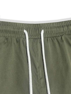 Manfinity Homme شورت كاجوال فضفاض بجيوب متعددة بطراز الشارع الناضج للرجال، مناسب للاستخدام اليومي الكاجوال، الشارع، رحلات نهاية الأسبوع، السفر، التجمعات مع الأصدقاء، إلخ. هذا الشورت هو عنصر متعدد الاستخدامات لا غنى عنه في خزانة ملابس الرجال، وهدية رائعة ل
