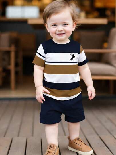 SHEIN Playful Pals طقم طفل ولد، تي شيرت بياقة مستديرة بطبعة شعار بسيط وخطوط، مع شورت أزرق داكن، مناسب للخروجات الصيفية، قطعتان