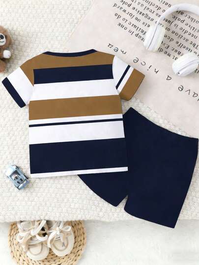 SHEIN Playful Pals طقم طفل ولد، تي شيرت بياقة مستديرة بطبعة شعار بسيط وخطوط، مع شورت أزرق داكن، مناسب للخروجات الصيفية، قطعتان