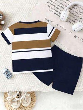 SHEIN Playful Pals طقم طفل ولد، تي شيرت بياقة مستديرة بطبعة شعار بسيط وخطوط، مع شورت أزرق داكن، مناسب للخروجات الصيفية، قطعتان